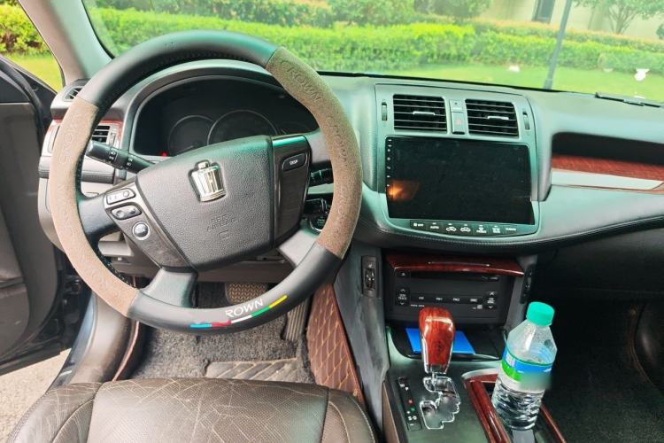 Used Toyota Crown 2011 2.5L Royal Special Edition with Leather and Sunroof Center Console