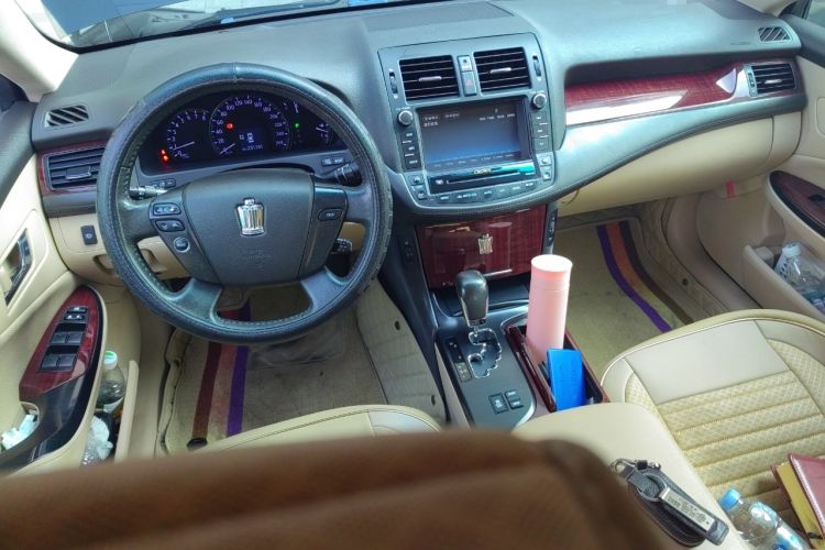 Used Toyota Crown 2011 2.5L Royal Special Edition with Leather and Sunroof Center Console