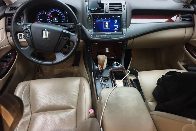 Used Toyota Crown 2011 2.5L Royal Special Edition with Leather and Sunroof Center Console
