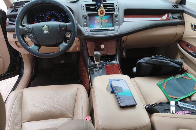 Used Toyota Crown 2011 2.5L Royal Special Edition with Leather and Sunroof Center Console