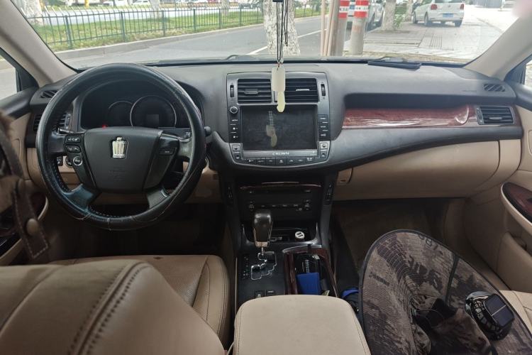 Used Toyota Crown 2011 2.5L Royal Special Edition with Leather and Sunroof Center Console
