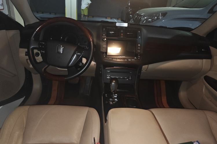 Used Toyota Crown 2011 2.5L Royal Special Edition with Leather and Sunroof Center Console