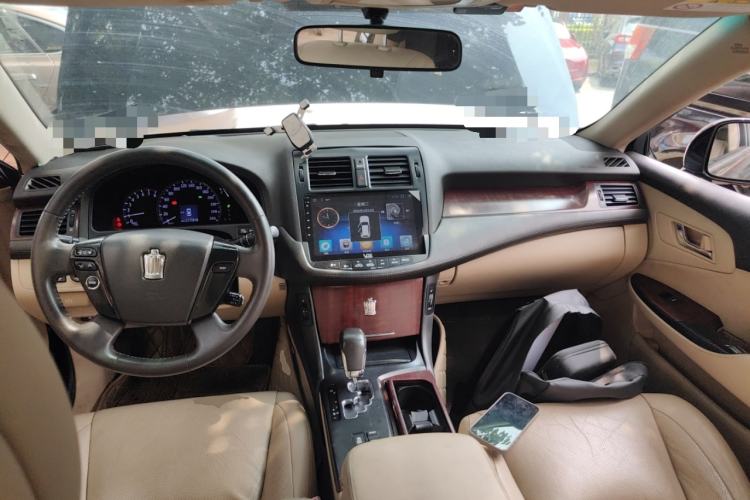 Used Toyota Crown 2011 2.5L Royal Special Edition with Leather and Sunroof Center Console