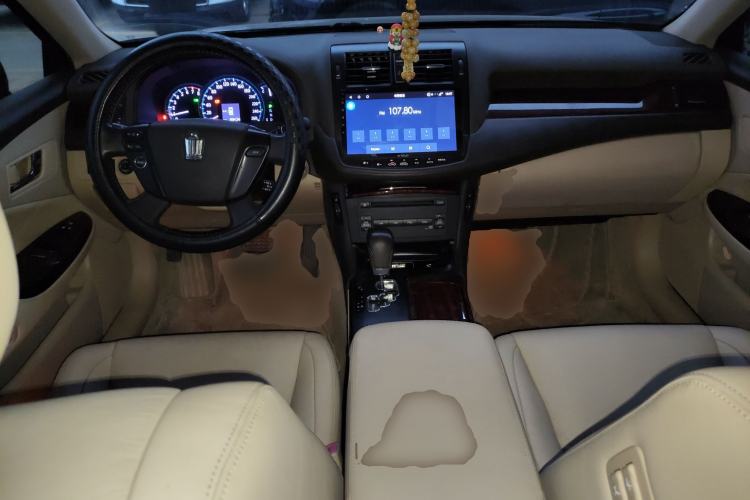 Used Toyota Crown 2011 2.5L Royal Special Edition with Leather and Sunroof Center Console