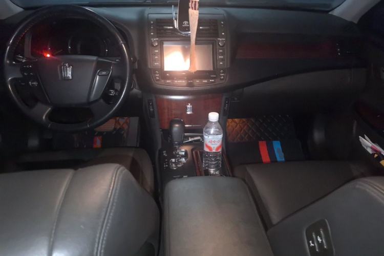 Used Toyota Crown 2011 2.5L Royal Special Edition with Leather and Sunroof Center Console
