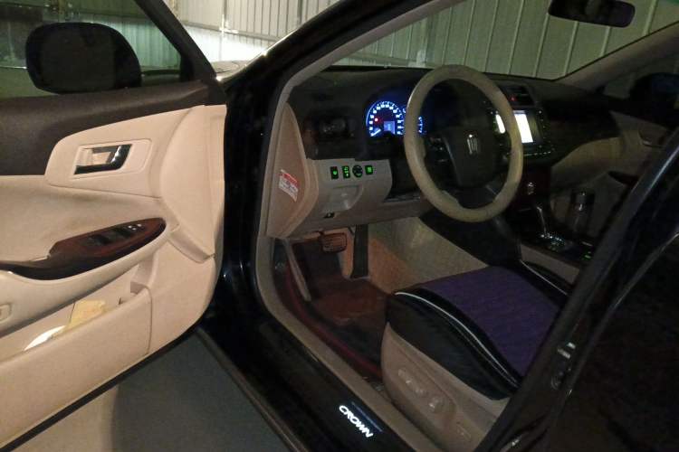 Used Toyota Crown 2011 2.5L Royal Special Edition with Leather and Sunroof Driver Seat
