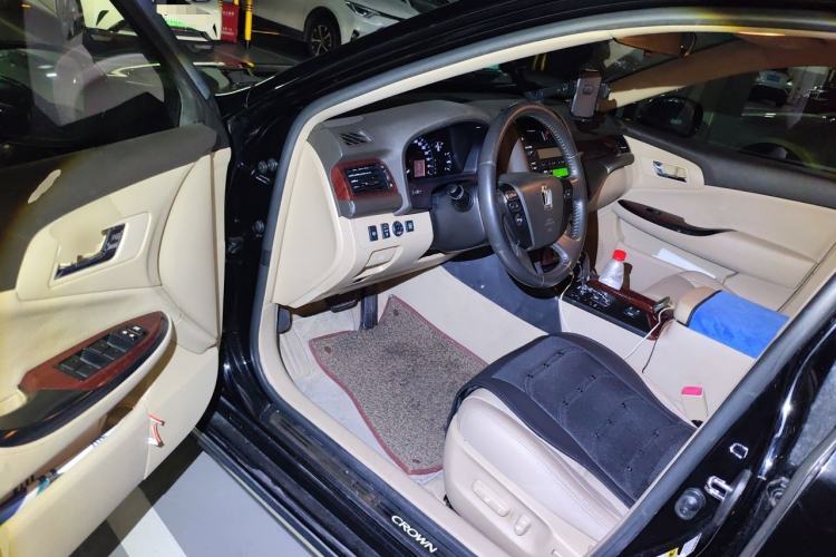 Used Toyota Crown 2011 2.5L Royal Special Edition with Leather and Sunroof Driver Seat