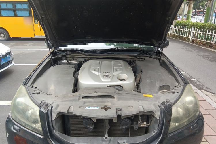 Used Toyota Crown 2011 2.5L Royal Special Edition with Leather and Sunroof Engine Bay
