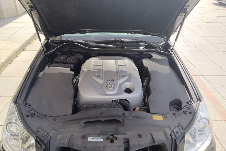 Used Toyota Crown 2011 2.5L Royal Special Edition with Leather and Sunroof Engine Bay