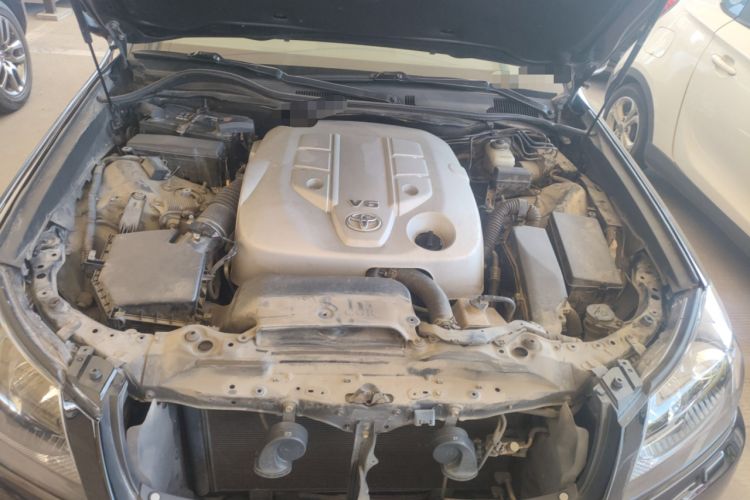 Used Toyota Crown 2011 2.5L Royal Special Edition with Leather and Sunroof Engine Bay