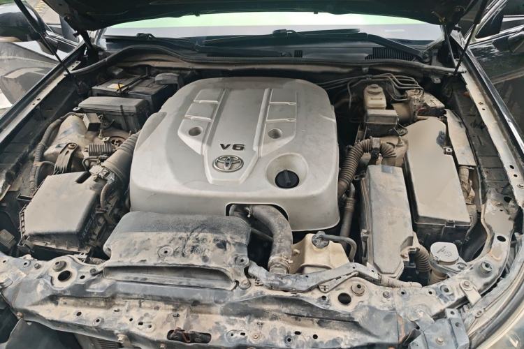 Used Toyota Crown 2011 2.5L Royal Special Edition with Leather and Sunroof Engine Bay
