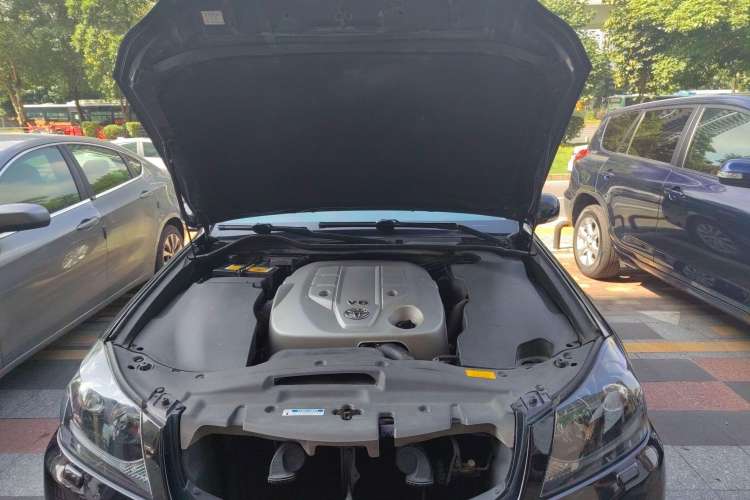 Used Toyota Crown 2011 2.5L Royal Special Edition with Leather and Sunroof Engine Bay