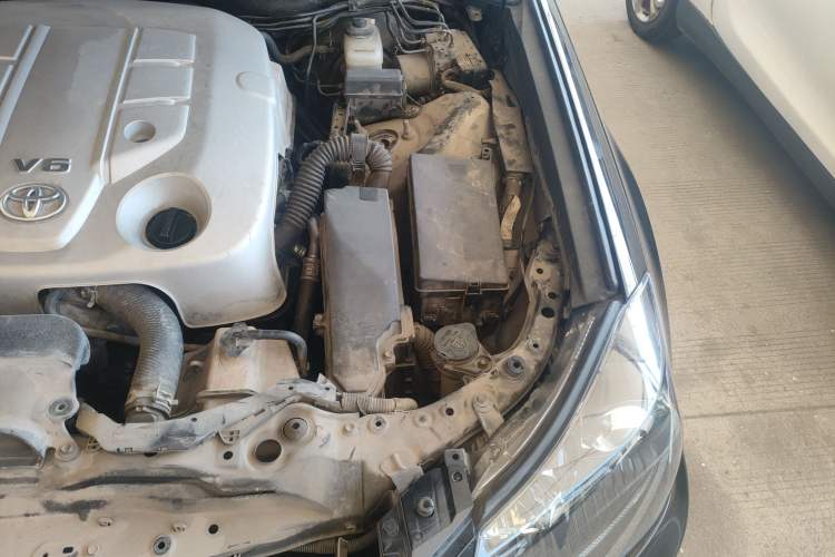 Used Toyota Crown 2011 2.5L Royal Special Edition with Leather and Sunroof Engine Bay Left