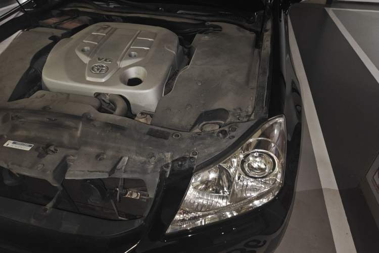 Used Toyota Crown 2011 2.5L Royal Special Edition with Leather and Sunroof Engine Bay Left