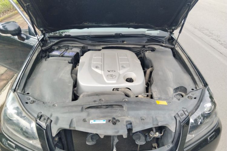 Used Toyota Crown 2011 2.5L Royal Special Edition with Leather and Sunroof Engine Bay