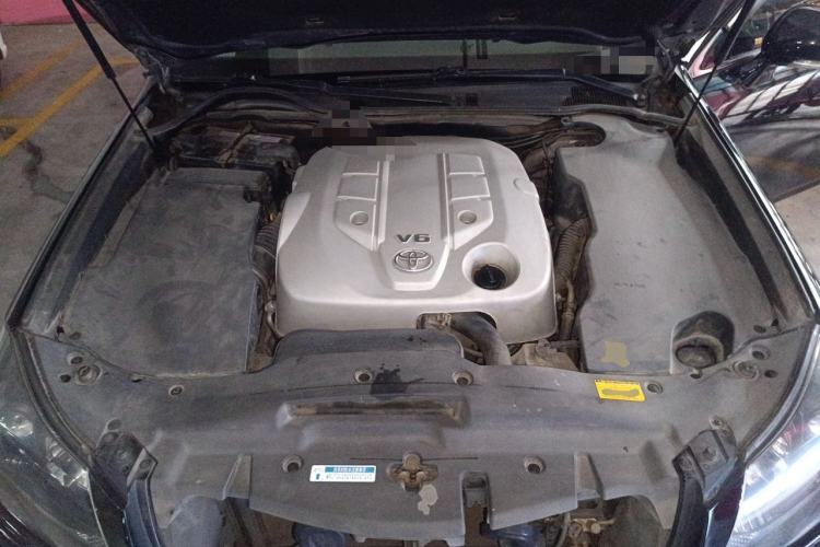 Used Toyota Crown 2011 2.5L Royal Special Edition with Leather and Sunroof Engine Bay