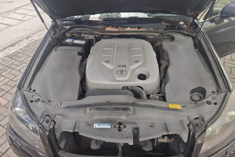 Used Toyota Crown 2011 2.5L Royal Special Edition with Leather and Sunroof Engine Bay