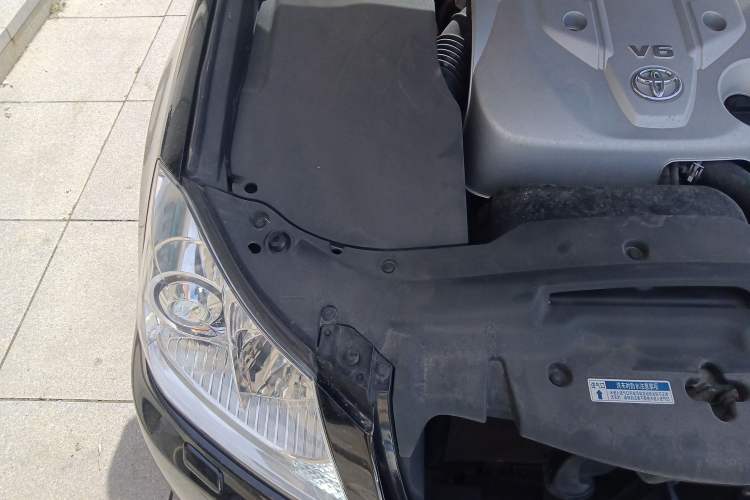 Used Toyota Crown 2011 2.5L Royal Special Edition with Leather and Sunroof Engine Bay Right