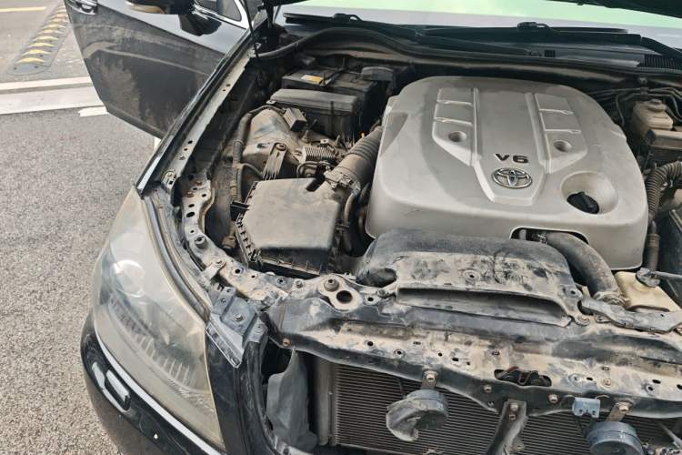 Used Toyota Crown 2011 2.5L Royal Special Edition with Leather and Sunroof Engine Bay Right