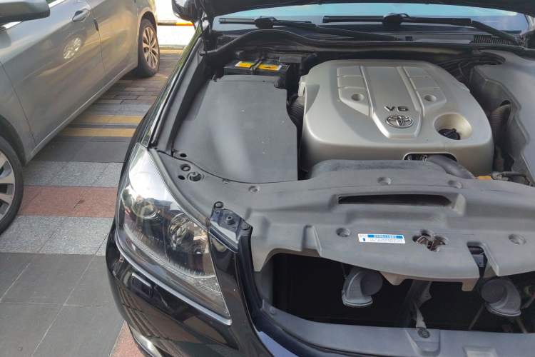 Used Toyota Crown 2011 2.5L Royal Special Edition with Leather and Sunroof Engine Bay Right