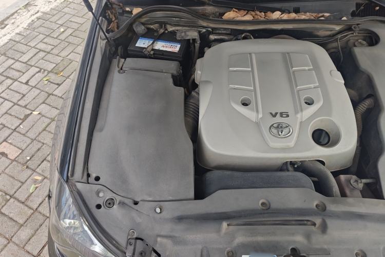 Used Toyota Crown 2011 2.5L Royal Special Edition with Leather and Sunroof Engine Bay Right