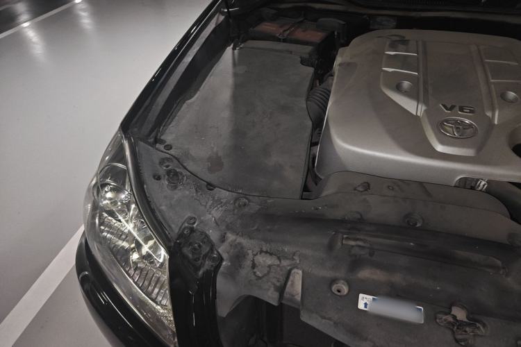 Used Toyota Crown 2011 2.5L Royal Special Edition with Leather and Sunroof Engine Bay Right
