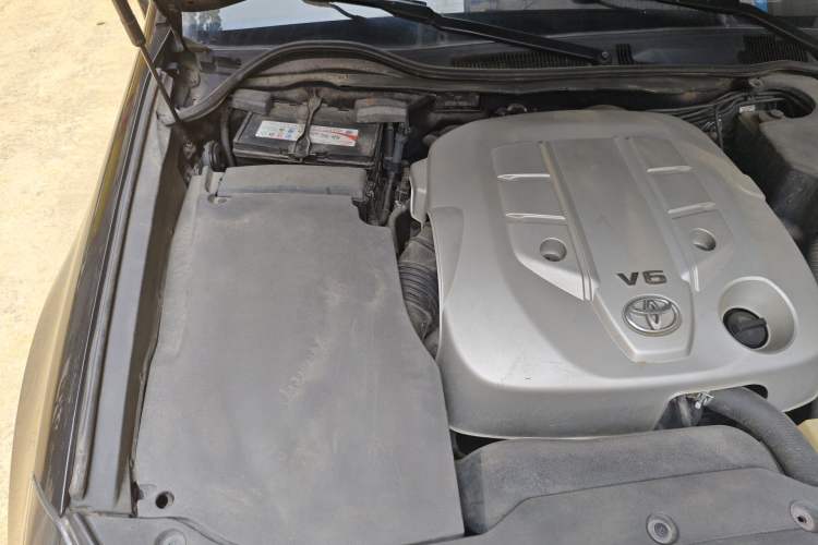 Used Toyota Crown 2011 2.5L Royal Special Edition with Leather and Sunroof Engine Bay Right