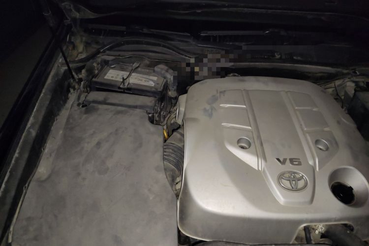 Used Toyota Crown 2011 2.5L Royal Special Edition with Leather and Sunroof Engine Bay Right
