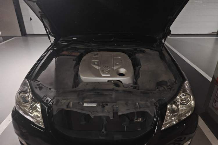 Used Toyota Crown 2011 2.5L Royal Special Edition with Leather and Sunroof Engine Bay