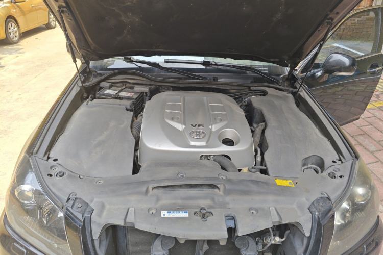 Used Toyota Crown 2011 2.5L Royal Special Edition with Leather and Sunroof Engine Bay