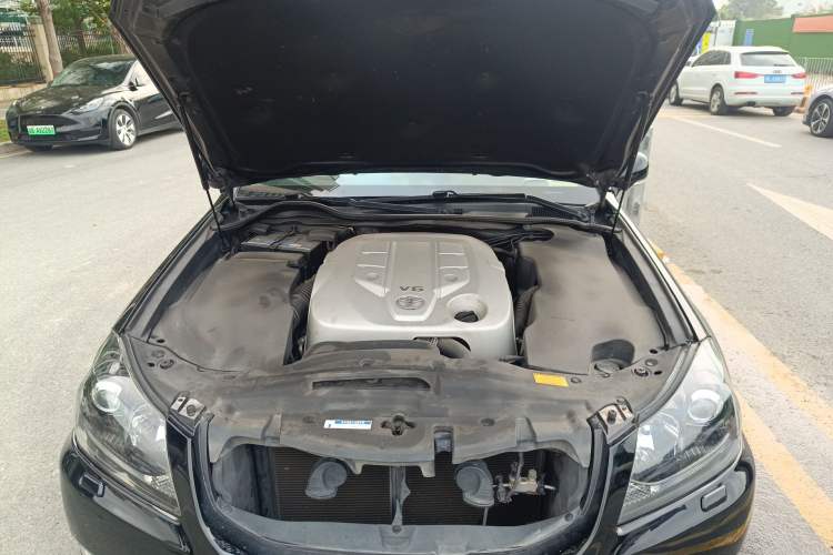 Used Toyota Crown 2011 2.5L Royal Special Edition with Leather and Sunroof Engine Bay