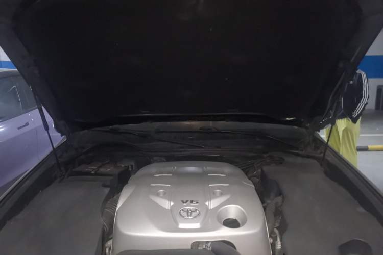 Used Toyota Crown 2011 2.5L Royal Special Edition with Leather and Sunroof Engine Bay
