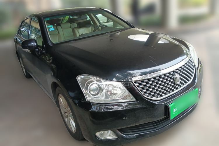 Used Toyota Crown 2011 2.5L Royal Special Edition with Leather and Sunroof Front Right 45 Deg