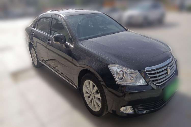Used Toyota Crown 2011 2.5L Royal Special Edition with Leather and Sunroof Front Right 45 Deg