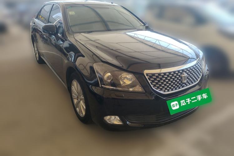 Used Toyota Crown 2011 2.5L Royal Special Edition with Leather and Sunroof Front Right 45 Deg