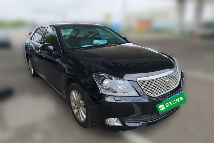 Used Toyota Crown 2011 2.5L Royal Special Edition with Leather and Sunroof Front Right 45 Deg