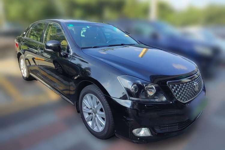 Used Toyota Crown 2011 2.5L Royal Special Edition with Leather and Sunroof Front Right 45 Deg