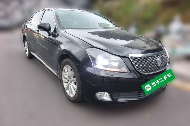 Used Toyota Crown 2011 2.5L Royal Special Edition with Leather and Sunroof Front Right 45 Deg
