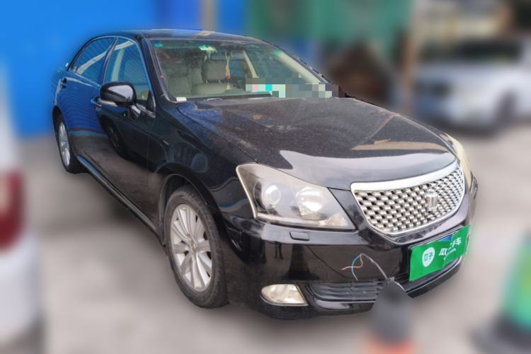 Used Toyota Crown 2011 2.5L Royal Special Edition with Leather and Sunroof Front Right 45 Deg