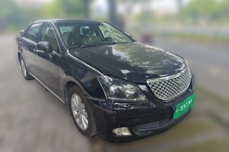 Used Toyota Crown 2011 2.5L Royal Special Edition with Leather and Sunroof Front Right 45 Deg