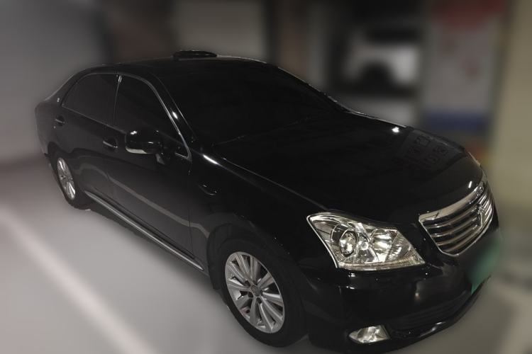 Used Toyota Crown 2011 2.5L Royal Special Edition with Leather and Sunroof Front Right 45 Deg