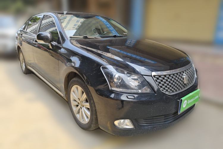 Used Toyota Crown 2011 2.5L Royal Special Edition with Leather and Sunroof Front Right 45 Deg