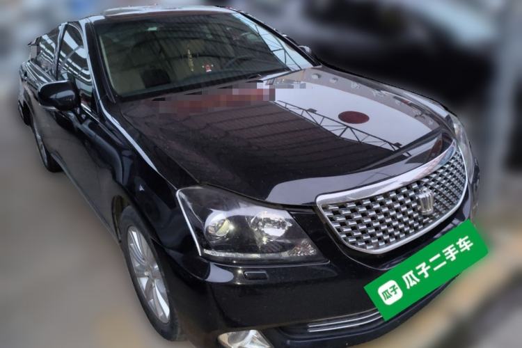 Used Toyota Crown 2011 2.5L Royal Special Edition with Leather and Sunroof Front Right 45 Deg