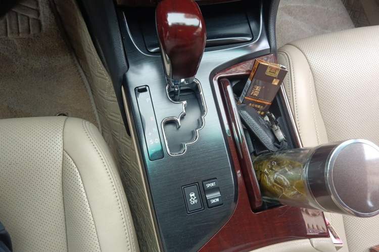 Used Toyota Crown 2011 2.5L Royal Special Edition with Leather and Sunroof Gear Lever