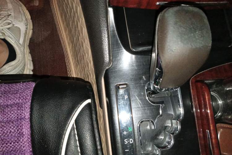 Used Toyota Crown 2011 2.5L Royal Special Edition with Leather and Sunroof Gear Lever