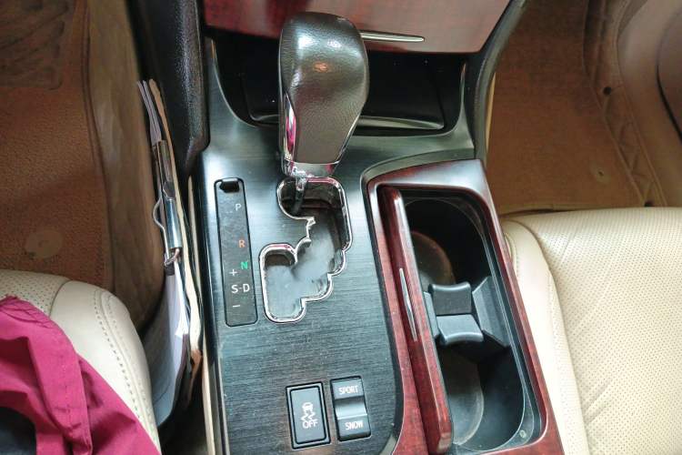 Used Toyota Crown 2011 2.5L Royal Special Edition with Leather and Sunroof Gear Lever