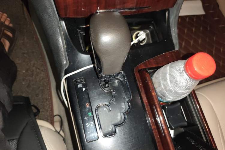 Used Toyota Crown 2011 2.5L Royal Special Edition with Leather and Sunroof Gear Lever