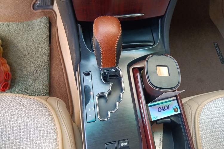 Used Toyota Crown 2011 2.5L Royal Special Edition with Leather and Sunroof Gear Lever