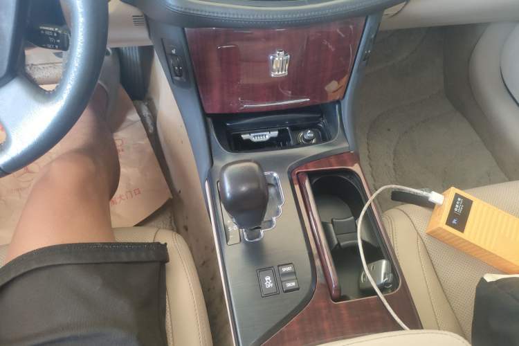 Used Toyota Crown 2011 2.5L Royal Special Edition with Leather and Sunroof Gear Lever