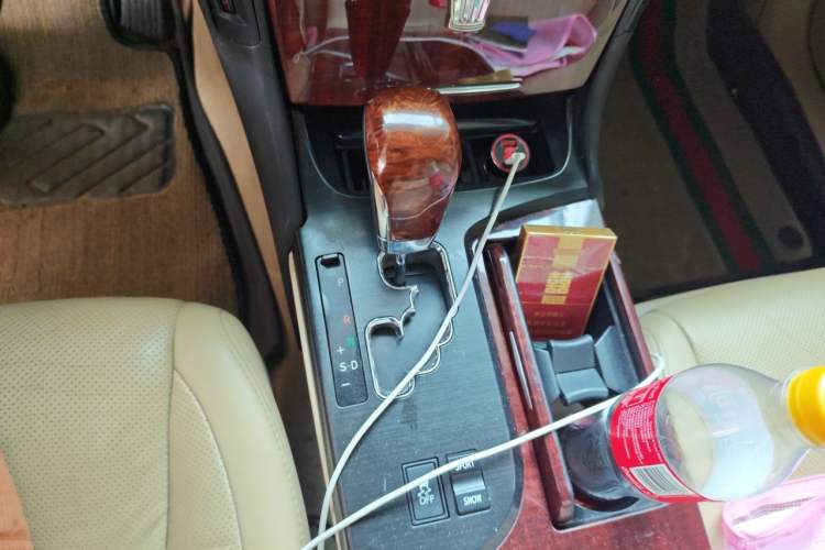 Used Toyota Crown 2011 2.5L Royal Special Edition with Leather and Sunroof Gear Lever